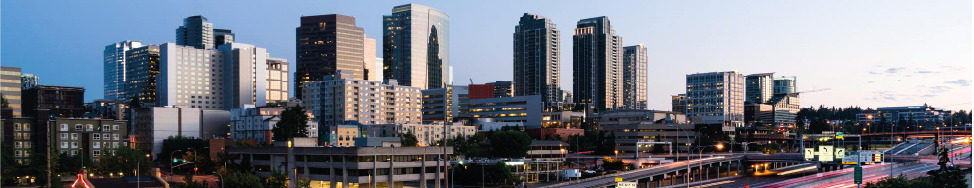 Edificios modernos bajo cielo azul.