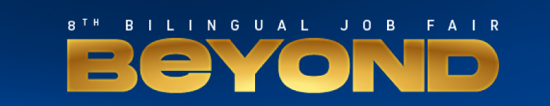 Edificios modernos bajo cielo azul.