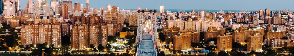 Edificios modernos bajo cielo azul.