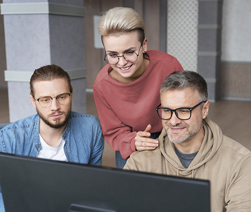 Equipo de adultos observando pantalla